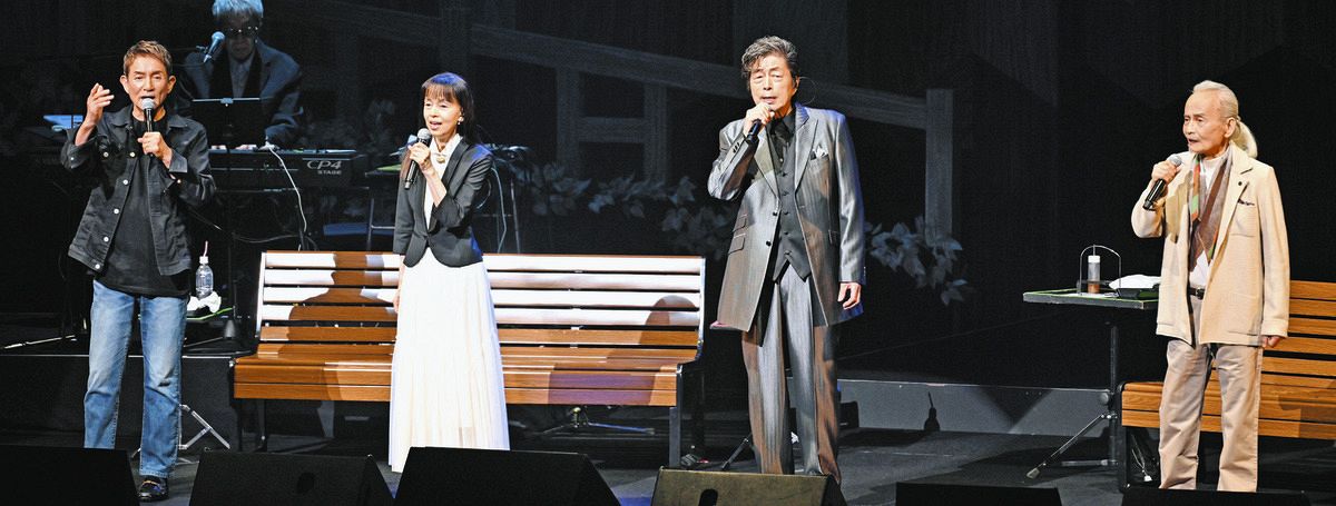ドラマ「俺たちの旅」放送から51年を記念したコンサートで熱唱する（左から）田中健、岡田奈々、中村雅俊、秋野太作