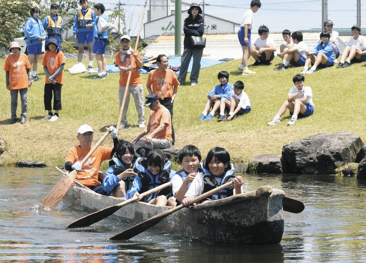 縄文人気分で丸木舟こぎ クロスランドおやべ 津沢中生が体験：北陸中日