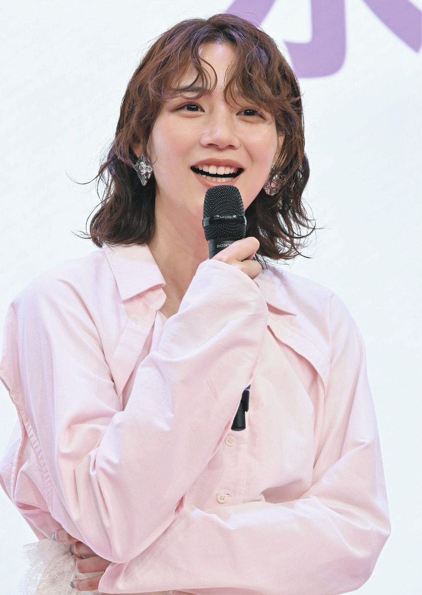 大胆スリット 仲里依紗 高校生の自分が見たら驚くことは「結婚して