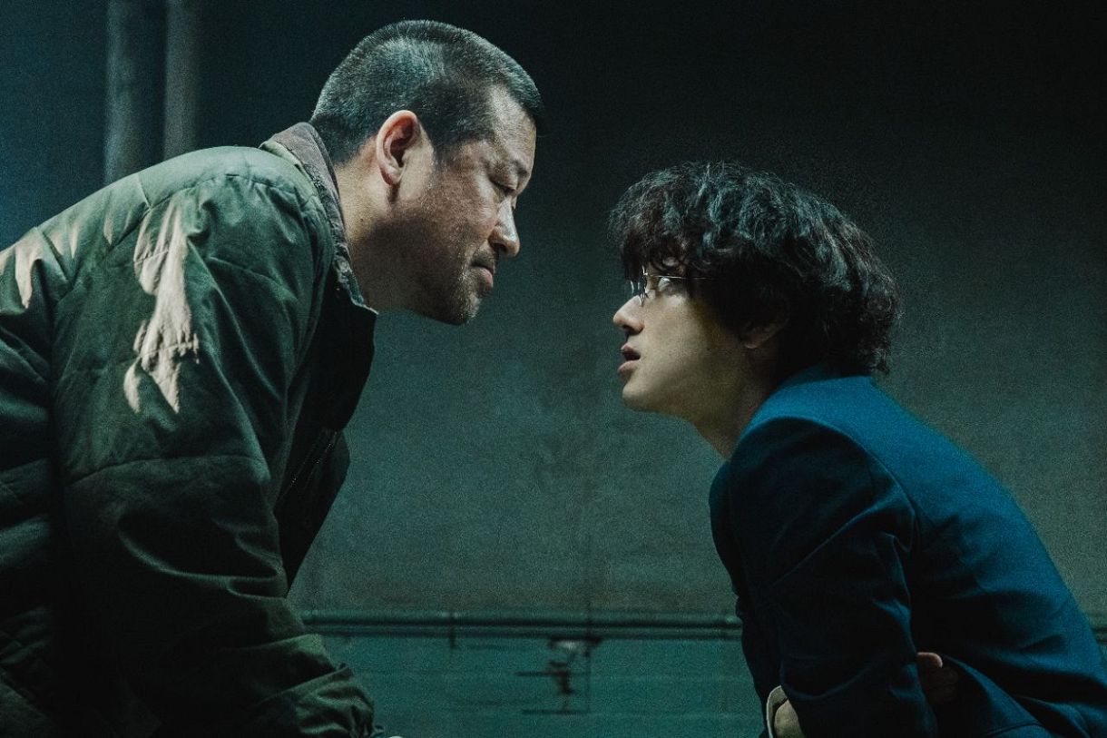 映画「爆弾」のワンシーン。スズキタゴサクを演じた佐藤二朗(左)と刑事の類家役の山田裕貴は、いずれも愛知県出身