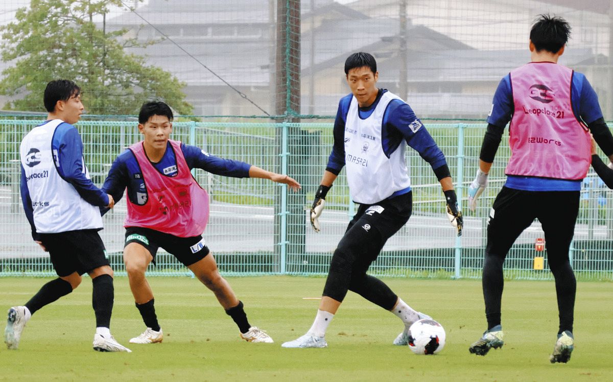 FC岐阜練習 FC岐阜、J2昇格へ団結力強化 2026―2027シーズンへ全体練習開始：中日