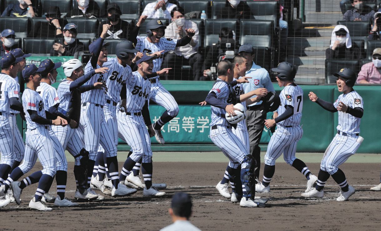 #18 山﨑康晃選手 直筆サイン ★ルーキー 本拠地開幕シリーズ 配布ヘルメット DeNA山崎康晃が1年契約で更改 メジャー挑戦への思いは「強く