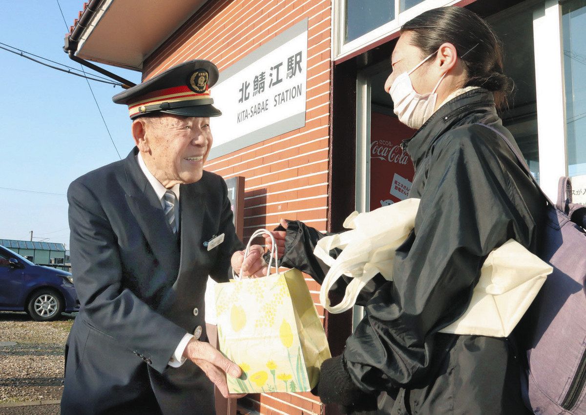 門田名誉駅長 ラストラン 北鯖江駅、15日退任 笑顔を力に駅見守る