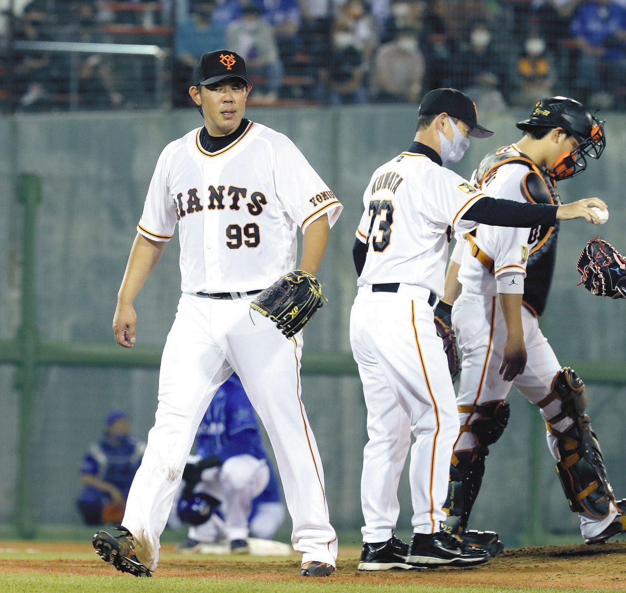 上原浩治さん復帰登板の巨人 山口俊を労う いきなりの実戦で6回途中まで 4 2で勝利し勝ち投手に 中日スポーツ 東京中日スポーツ