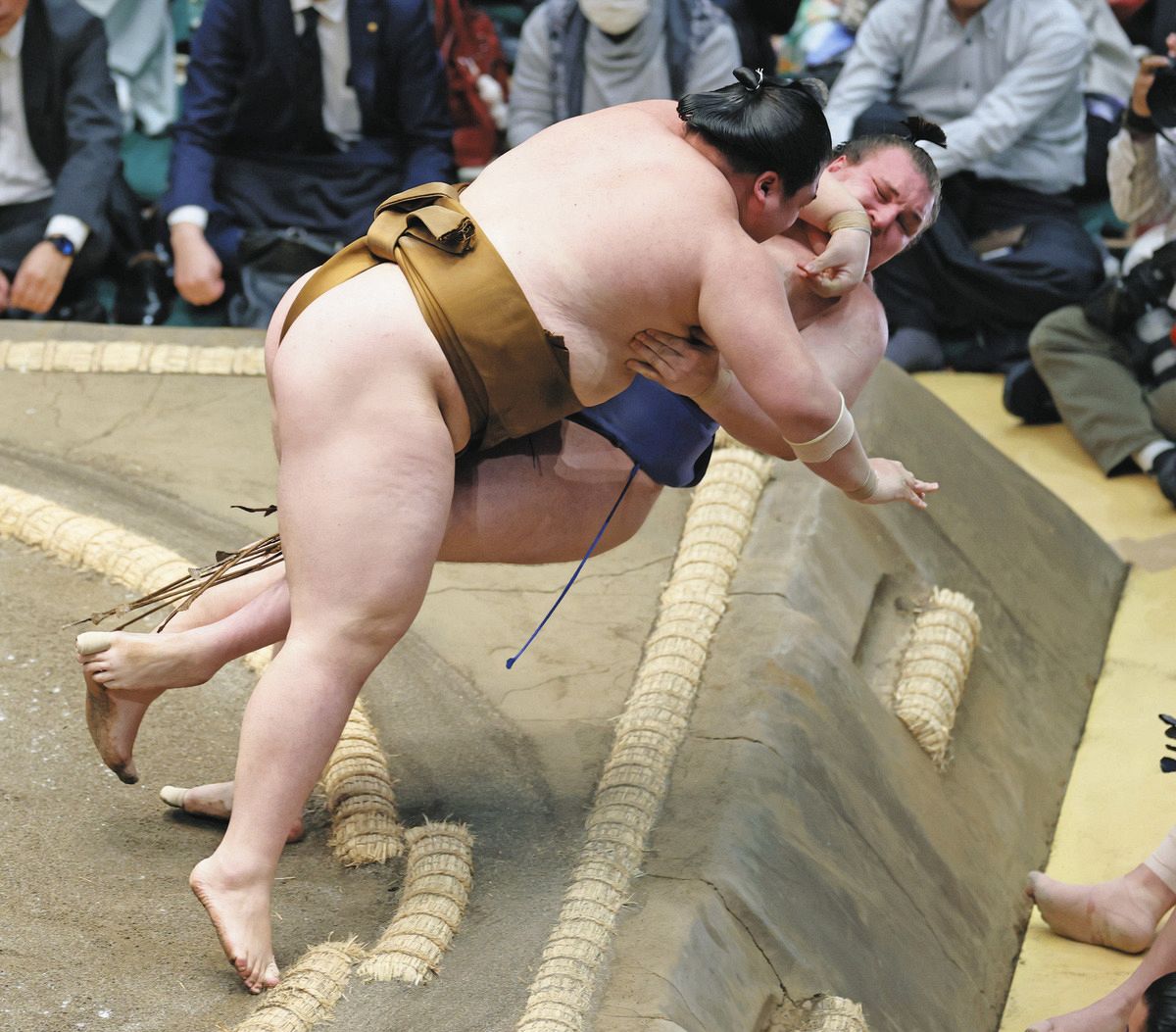 安青錦、新大関初黒星 王鵬の圧力に屈し「自分からもっと攻めれば