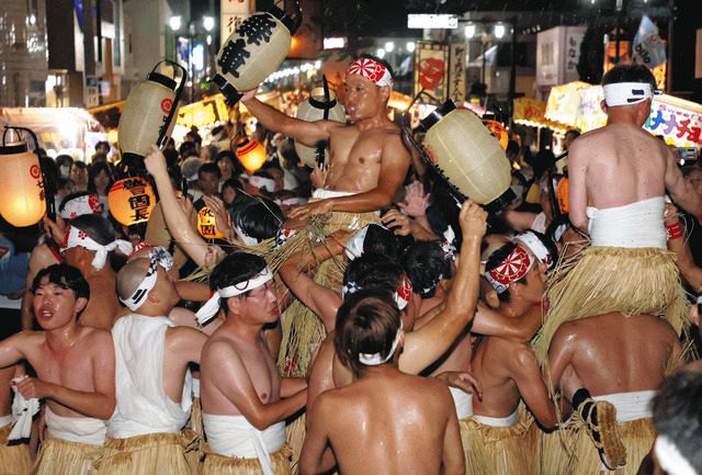 これぞ磐田の男衆 ４年ぶり見付天神裸祭、深夜に乱舞：中日新聞しずおかWeb