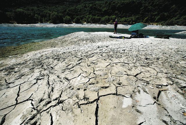 ５日、フランス南部で干上がりひび割れした湖底＝ロイター・共同