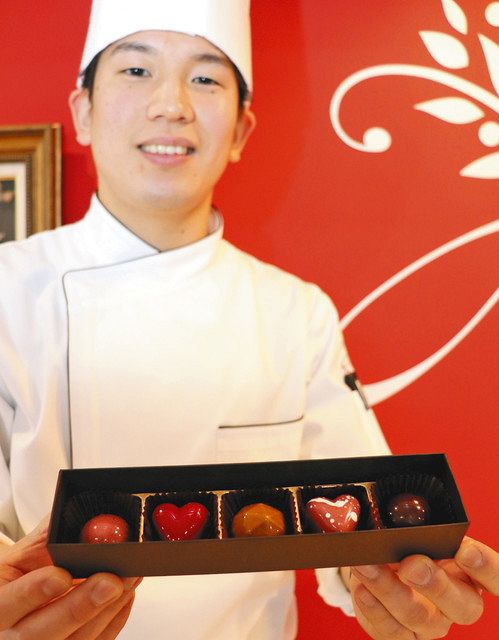 地元食材を使ったチョコレートで能登の豊かな文化を伝えたいと語る越栄亮弥さん＝七尾市相生町で 