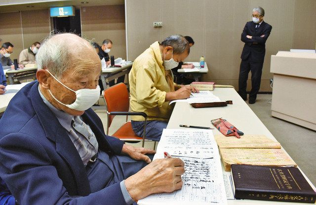 古文書を読み解く参加者＝松本市教育文化センターで 