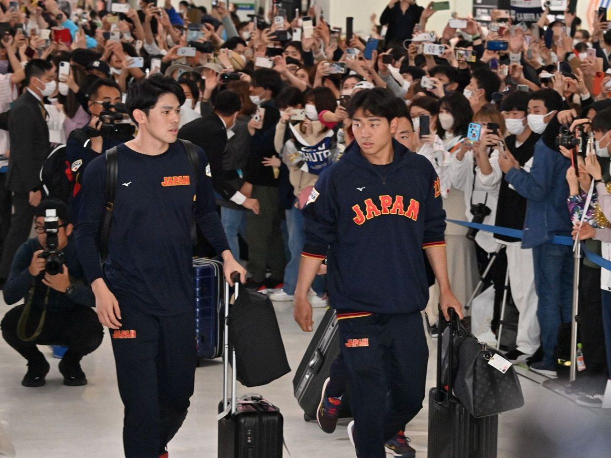 写真】侍・高橋宏斗と佐々木朗希、凱旋！：中日スポーツ・東京中日スポーツ