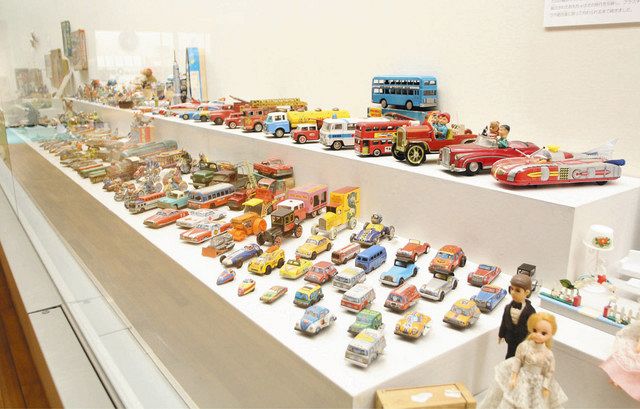 戦後に人気を集めたおもちゃたち=四日市市安島1の市立博物館で