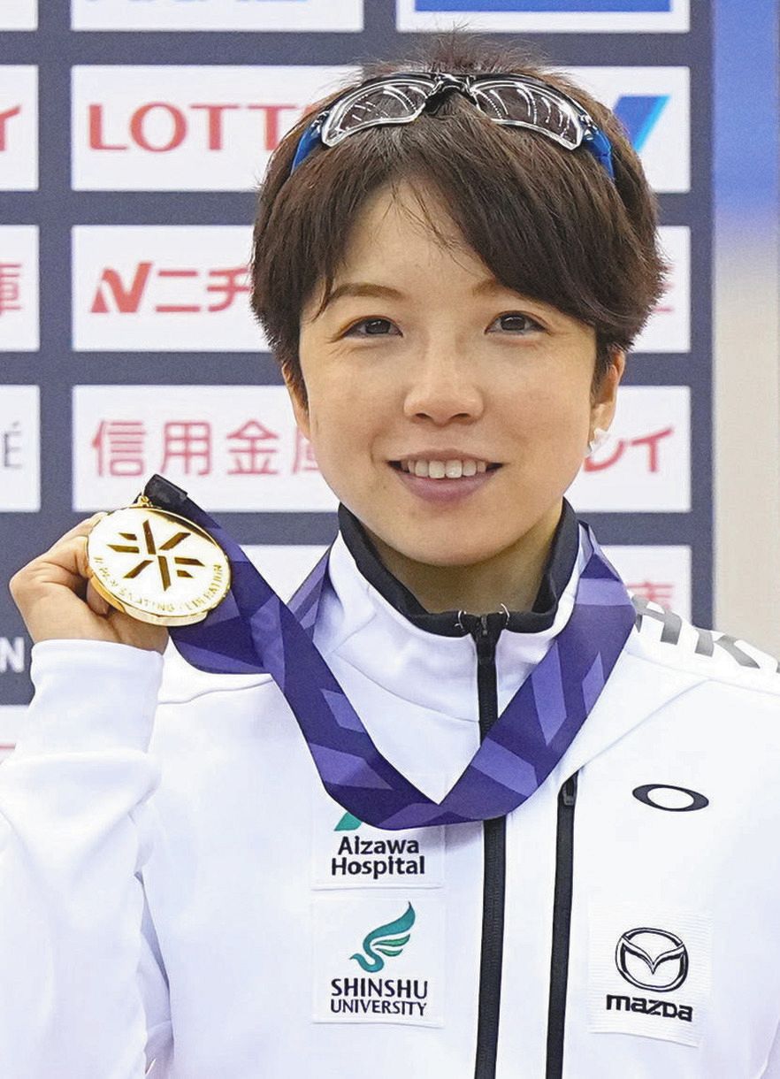 女子５００メートルで優勝し、金メダルを手にする小平奈緒