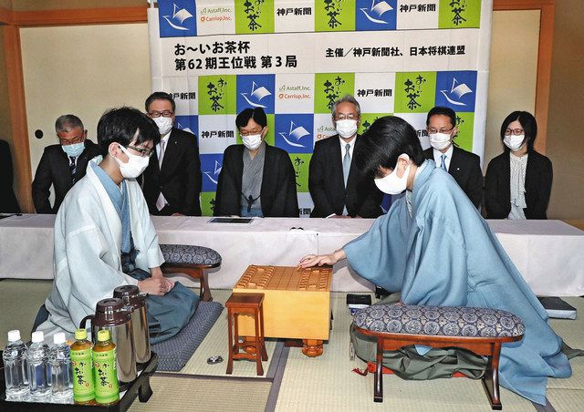 藤井が仕掛ける 王位戦第3局始まる :中日新聞Web