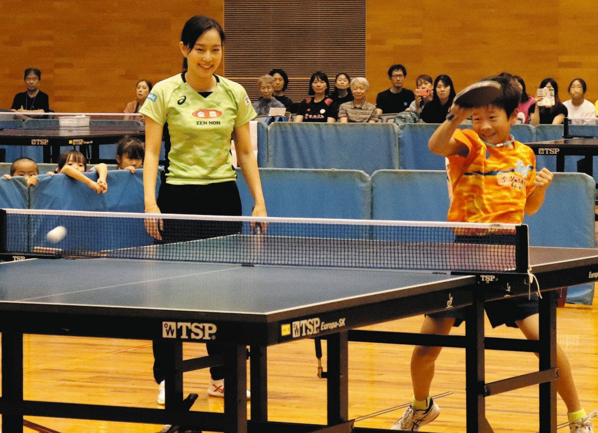 一流の技に「圧倒された」 湖西で石川佳純さんが卓球教室：中日新聞
