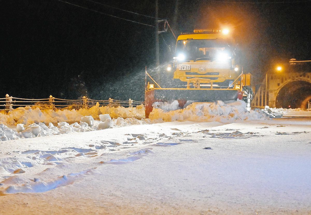 雪 今季初の除雪車出動 福井県勝山市の国道157号：中日新聞Web