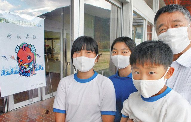 児童の守り神 クマビエさん 若狭町熊川郵便局長 石田さんデザイン かわいい と評判小学校玄関に掲示 日刊県民福井web 児童の守り神 クマビエさん 若狭町熊川郵便局長 石田さんデザイン かわいい と評判小学校玄関に掲示 日刊県民福井web