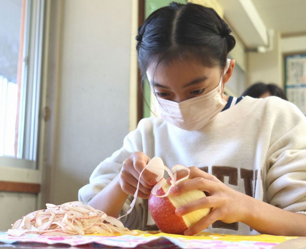 Apple Peeling Competition at an Elementary School：中日新聞