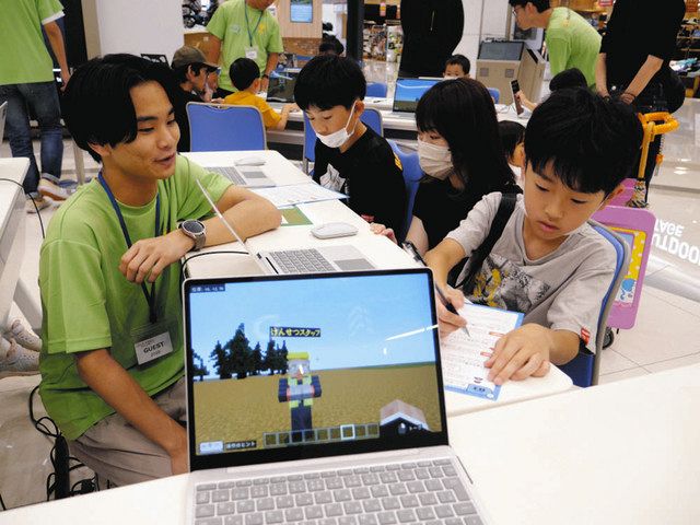 教育版マインクラフトで、パビリオン造りを模擬体験する参加者＝土岐市のイオンモール土岐で