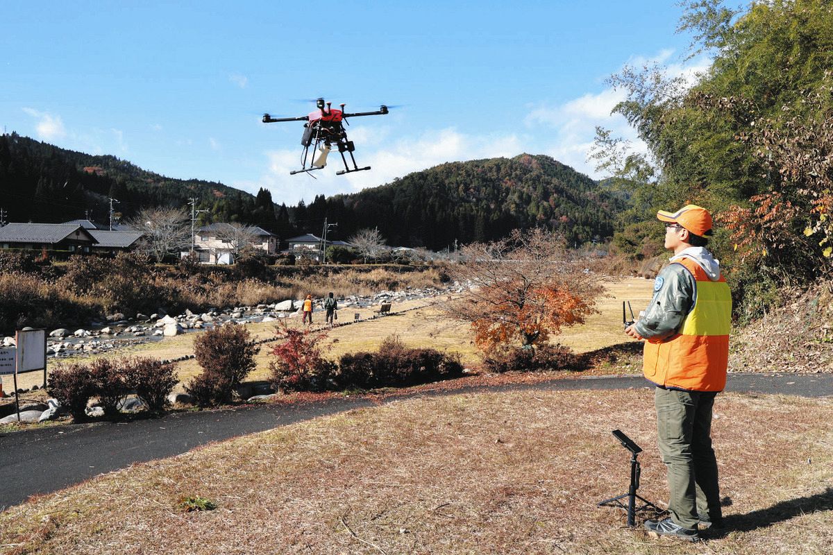 ツキノワグマの追い払い作業に出発するドローン＝中津川市川上で