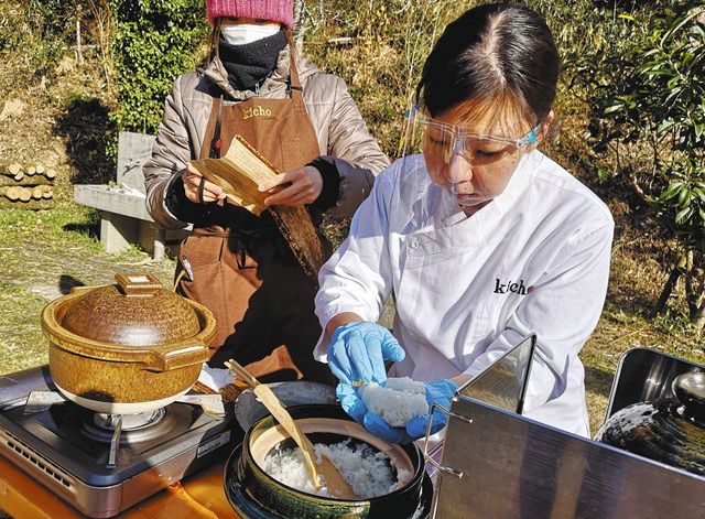 土鍋でのご飯の炊き方を実演する広里さん（右）＝甲賀市で（市提供） 