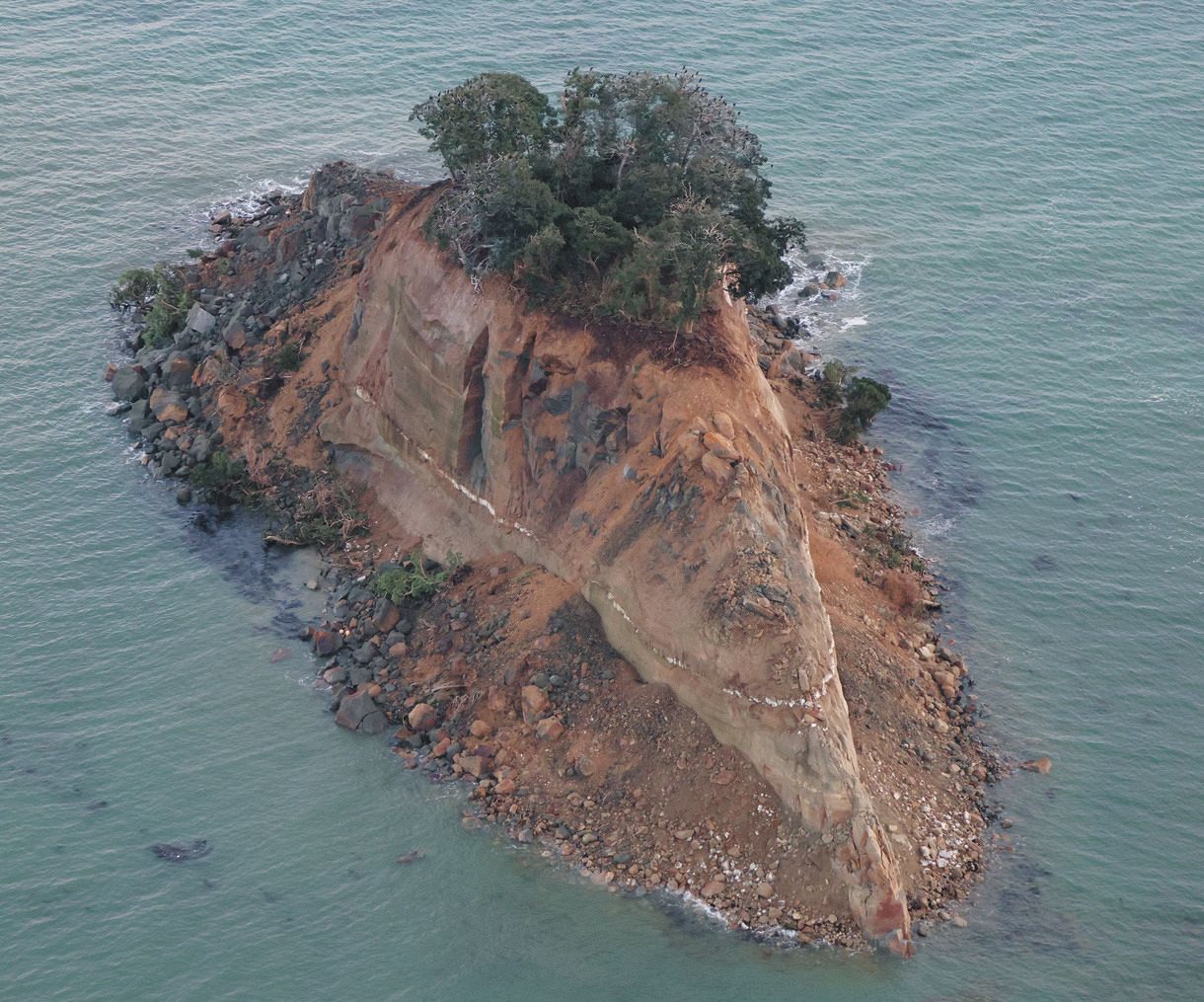 地震で崩落を繰り返す見附島＝11日、本社ヘリ「あさづる」から