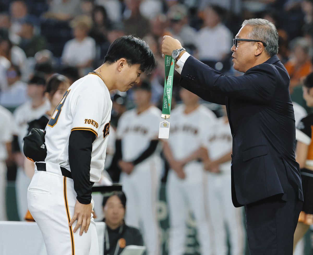 巨人・小笠原慎之介が1000投球回達成で表彰、古巣・中日の選手らも