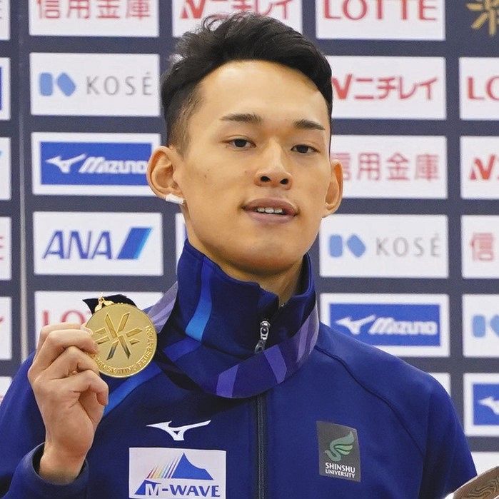 男子１０００メートルで優勝し、金メダルを手にする小島良太