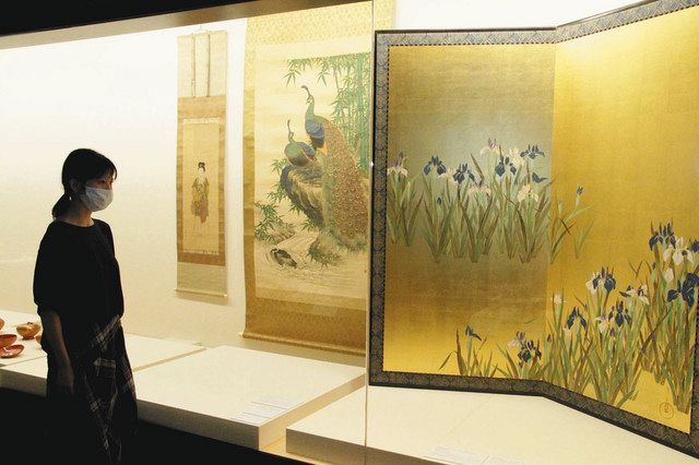 金箔を全面に張った「かきつばた図屏風」（右側）などの美術工芸品が並ぶ会場＝金沢市東山の安江金箔工芸館で