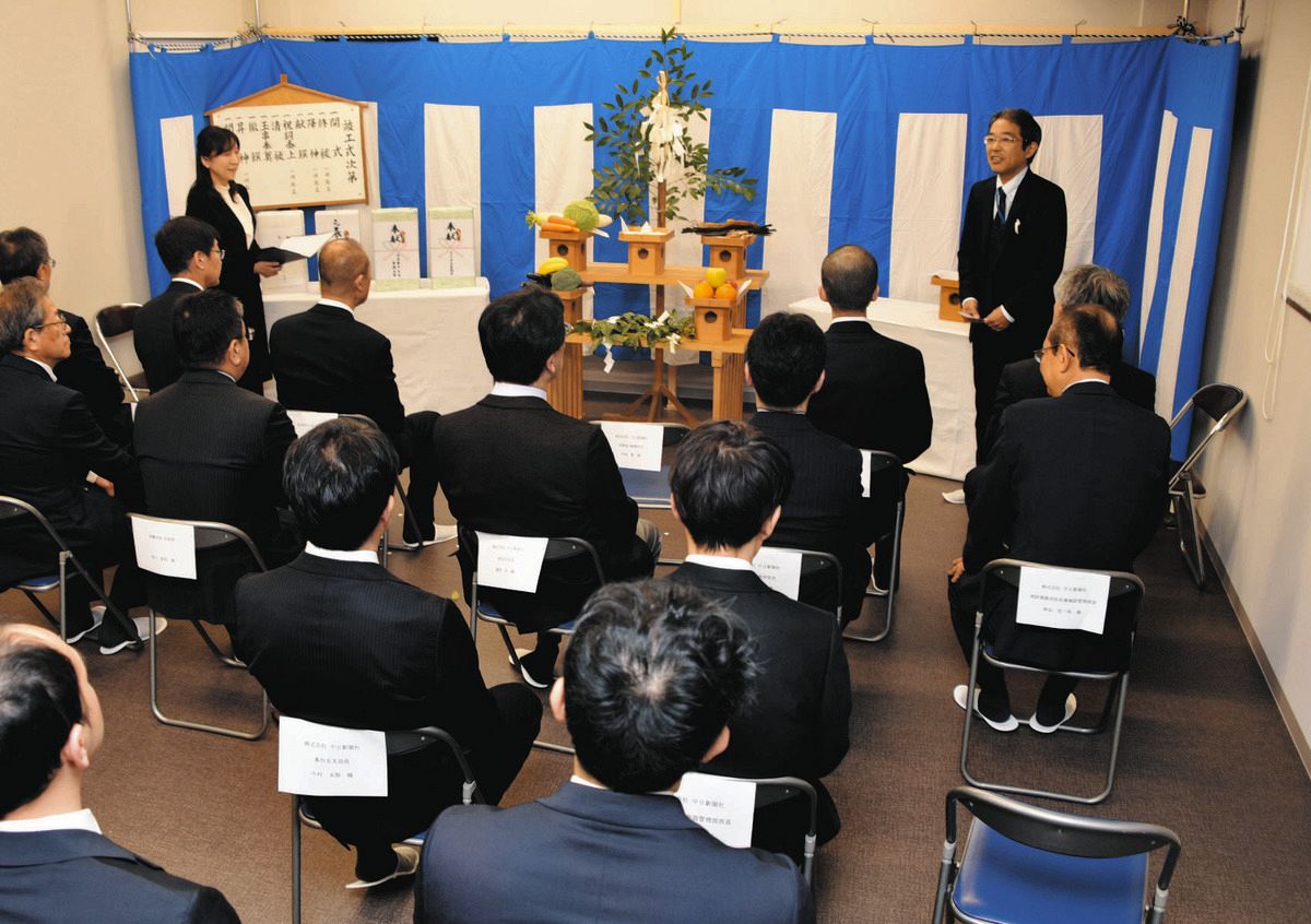 竣工式であいさつをする田畑取締役＝多治見市音羽町で