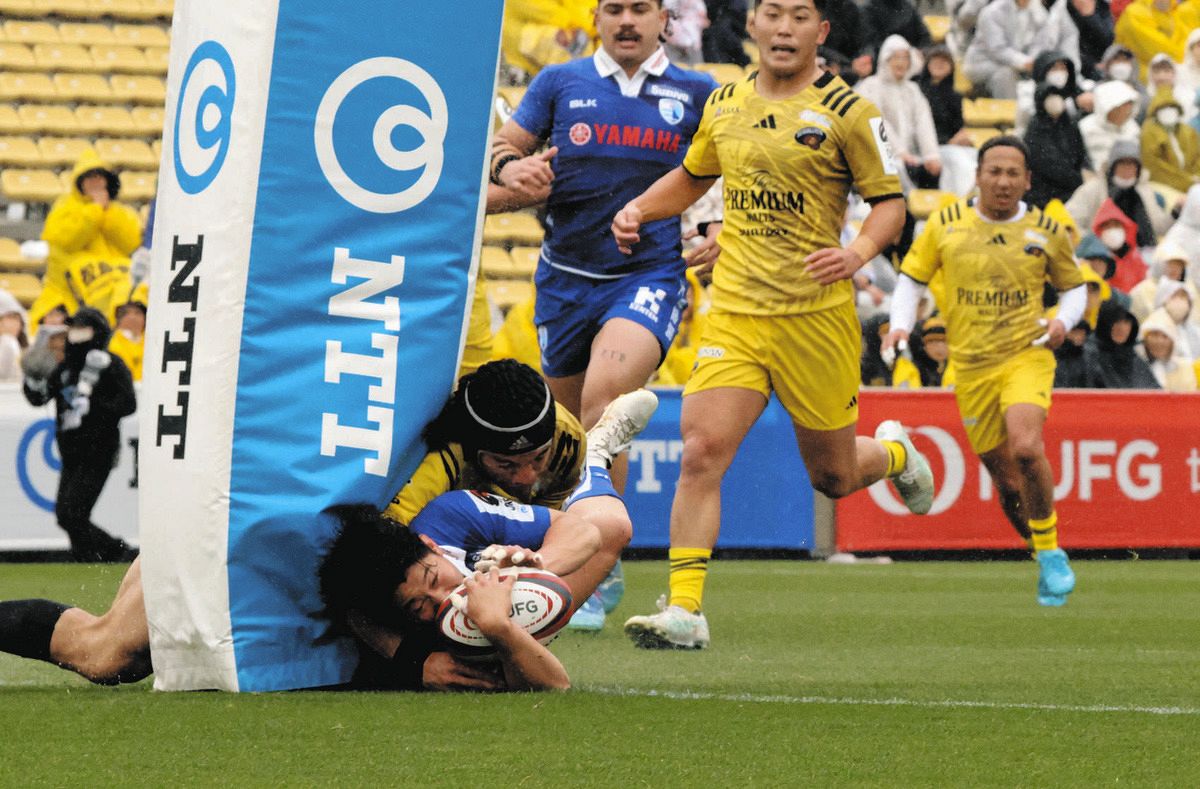 前半、静岡ＳＨ北村が相手ゴールに迫るが東京ＳＧプニヴァイのタックルに阻まれトライを逃す