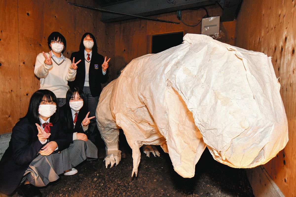 郡上高生が町盛り上げへ新風 新グルメや手すき和紙の恐竜オブジェ：中