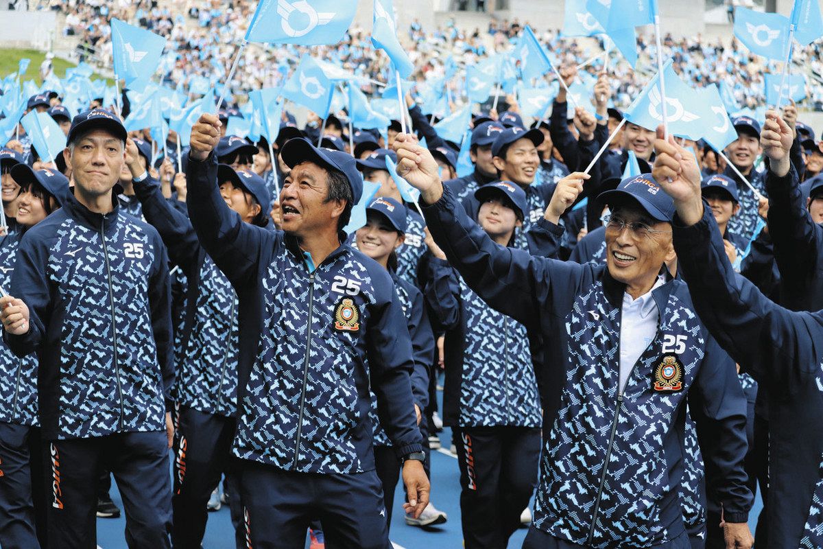 秋の湖国に44年ぶりの炬火 国スポ総合開会式で県選手団が笑顔の入場 