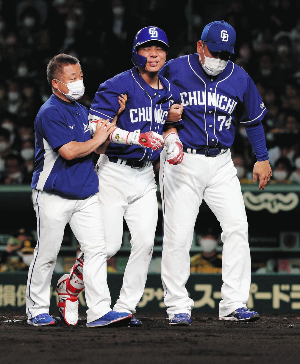 セ打率トップの中日・大島が死球受け途中交代 右膝付近に144キロ