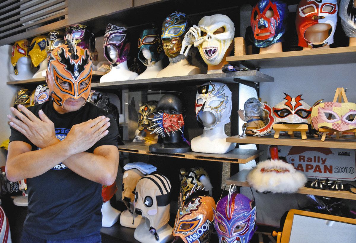 プロレスマスク「愛してま～す」 29日まで、沼津で長泉町の柏木さんが