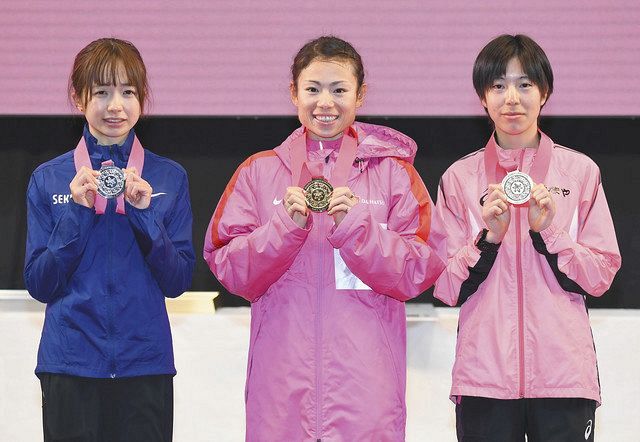 表彰式でメダルを手にする優勝した松田瑞生（中）、２位の佐藤早也伽（左）、３位の松下菜摘