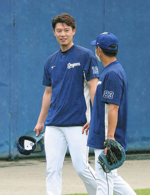 キャッチボールを終えて山井２軍投手コーチ（右）と話す岩崎