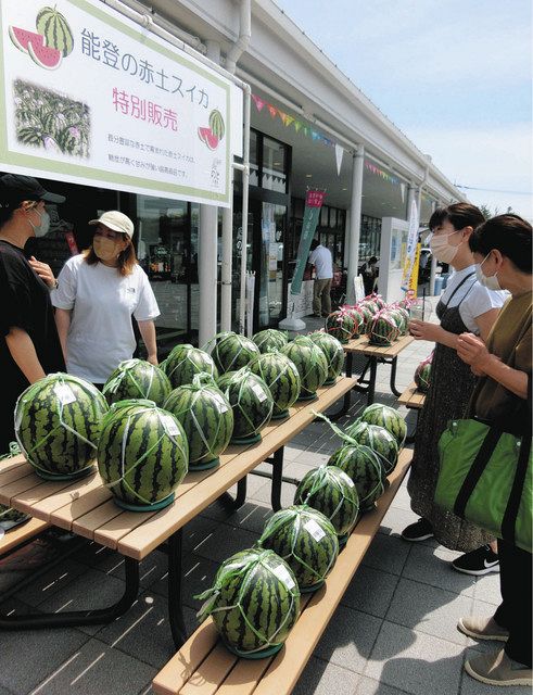 農家が直接スイカを販売した朝市＝羽咋市の道の駅のと千里浜で 