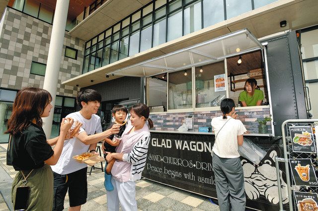 キッチンカーでにぎわい誘う 鈴鹿の団体、JR亀山駅前・再開発ビル前で