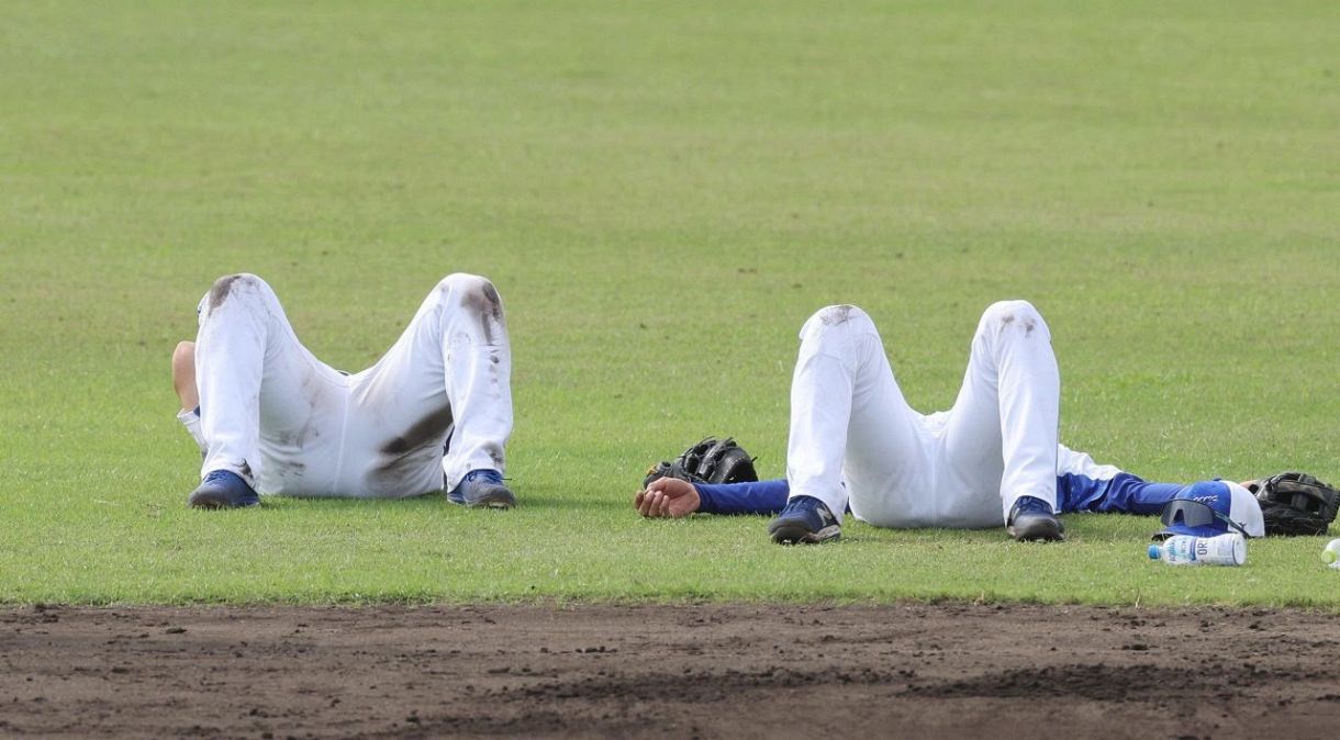 ◆厳しいノックを受け、倒れ込む…誰と誰？ 【写真】”【写真】