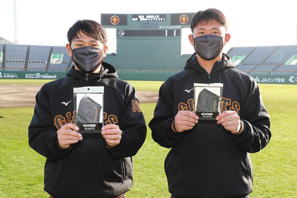 巨人 平内 伊藤の新人コンビが宮崎の小学校にオリジナルマスク寄贈 来年は成長した姿をお見せします 中日スポーツ 東京中日スポーツ 巨人 平内 伊藤の新人コンビが宮崎の小学校にオリジナルマスク寄贈 来年は成長した姿をお見せします 中日スポーツ 東京中日スポーツ