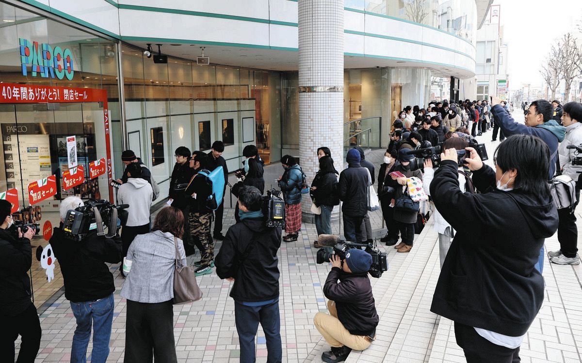 営業開始を待つ来店客の長い列