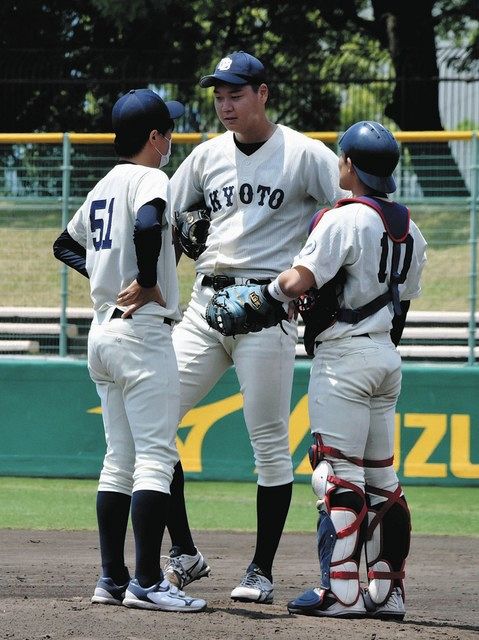 京都大の１９４センチ右腕、水口投手（中央）＝関西学生野球連盟提供