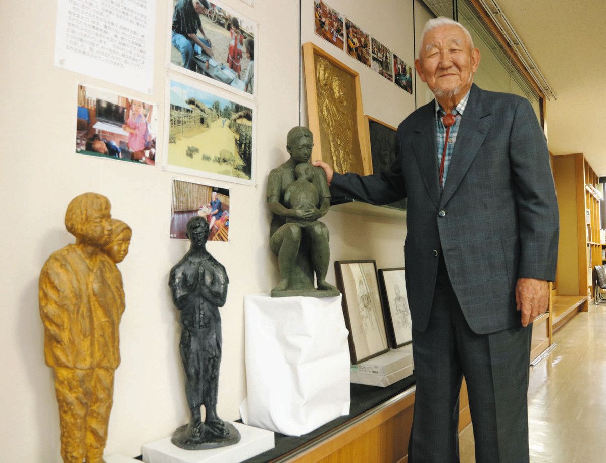 山岳民族をモチーフに像 鈴鹿で94歳の長谷川さんが作品展：中日新聞Web