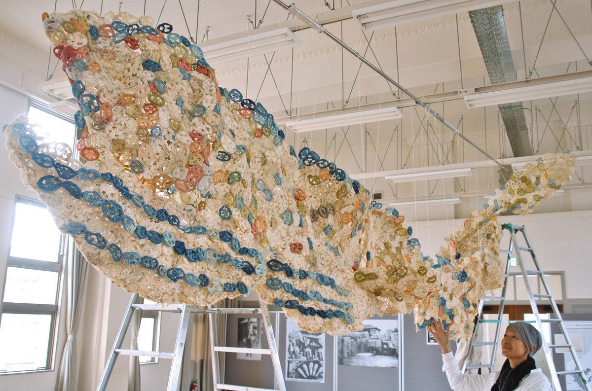 6メートル超、ヘチマのクジラ 浜松で歴史を伝える企画展：中日新聞