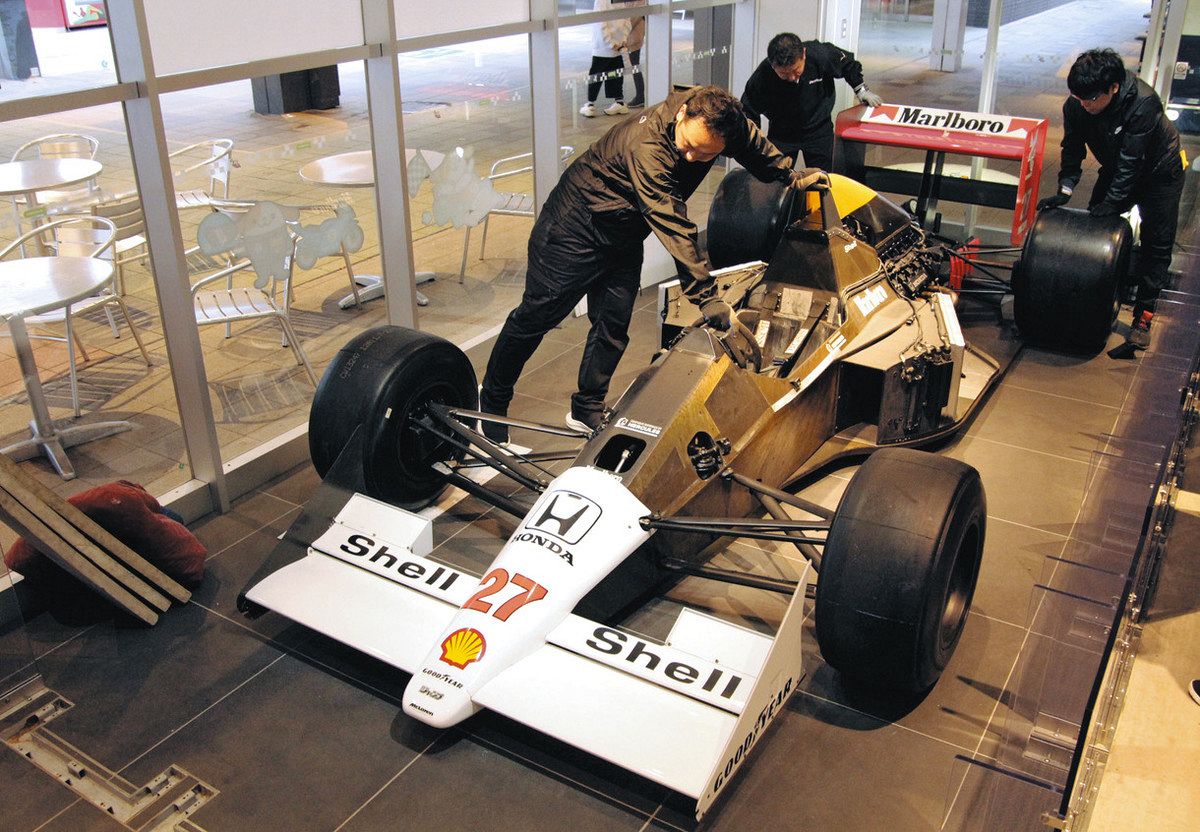 アイルトン・セナのマシンを鈴鹿ＰＡに展示 Ｆ１日本グランプリ５日開幕へ準備着々：中日新聞Web