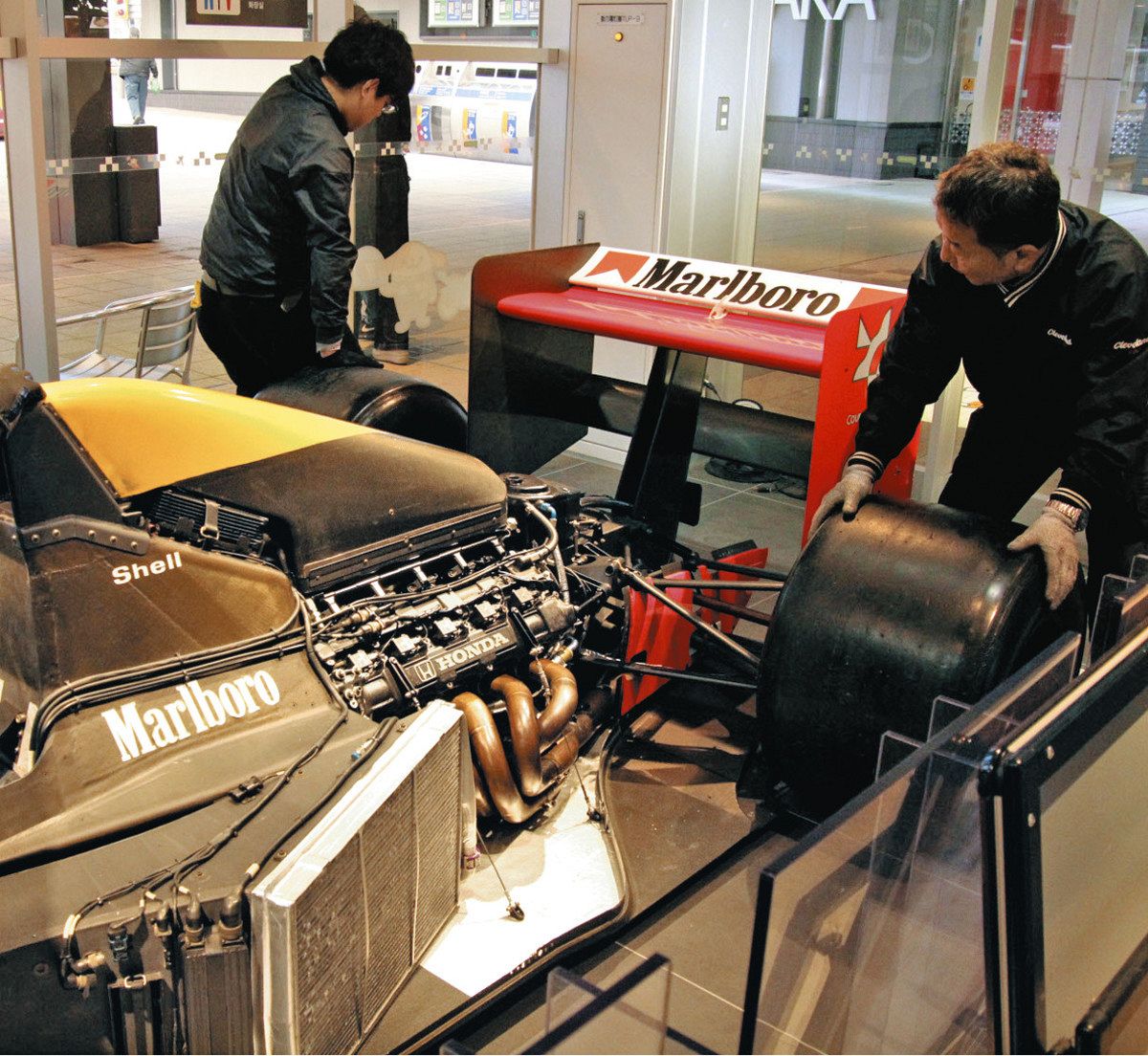 アイルトン・セナのマシンを鈴鹿ＰＡに展示 Ｆ１日本グランプリ５日開幕へ準備着々：中日新聞Web