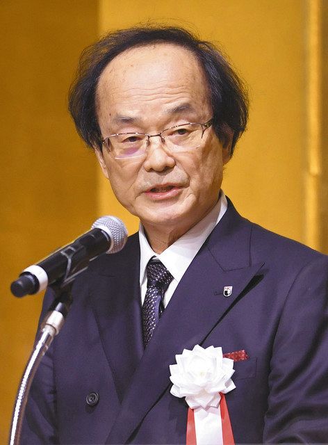 開学７０周年記念式典であいさつする郡学長＝名古屋市中村区で 