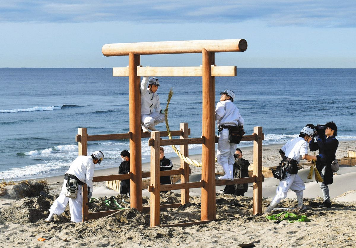 鳥居越しに初日の出を 掛川市と磐田市の海岸に設置：中日新聞しずおかWeb