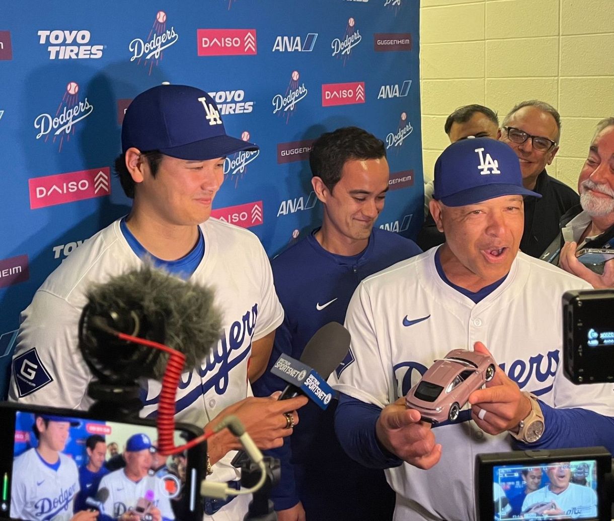 大谷翔平Porsche ポスターとフラッグセット 大谷翔平Porsche ポスターとフラッグセット - メルカリ