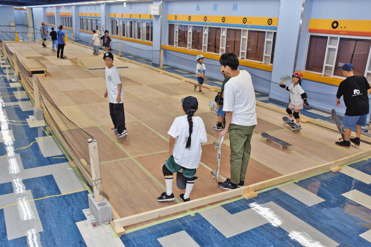 屋内でスケボー楽しい ボートレース三国に練習場 本場レース開催日に 